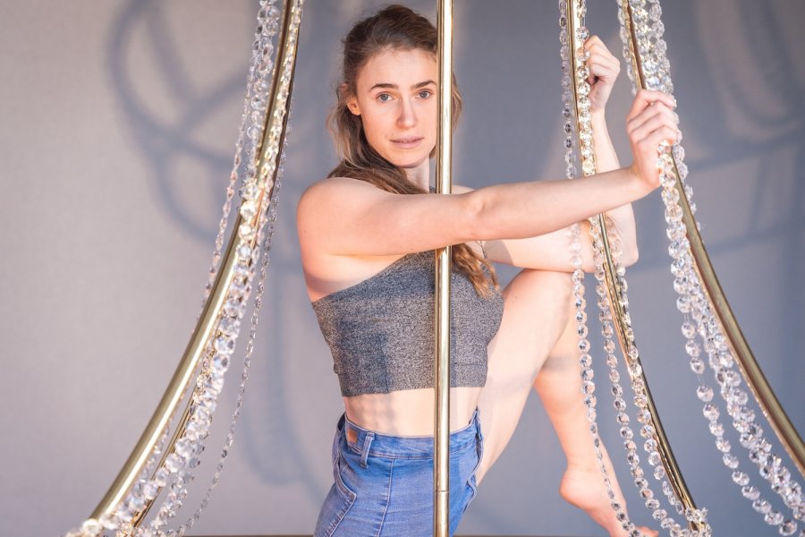 Fotoshoot mit Luftartistin am Kronleuchter