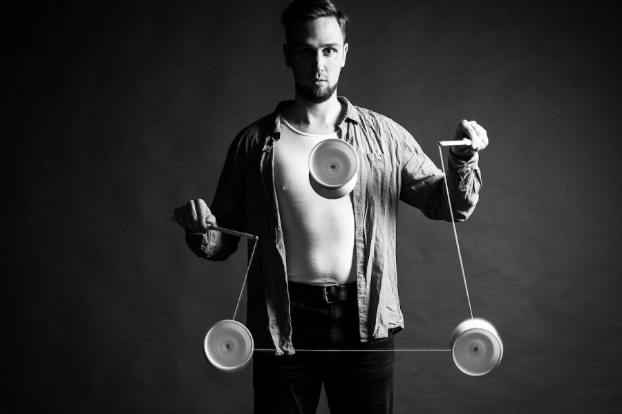 Diabolo Künstler jongliert mit drei Diabolos