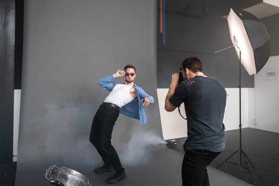 Fotograf und Model im Fotostudio Set up